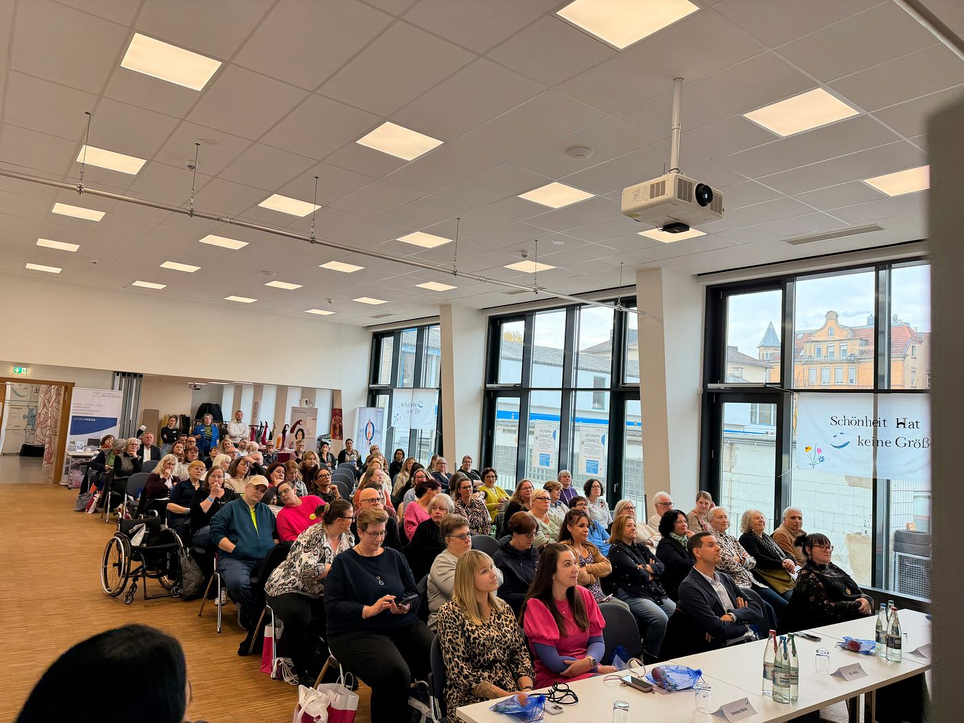 Voll besetzter Saal beim Vortrag auf LipLymph Connect 2.0 in Stuttgart