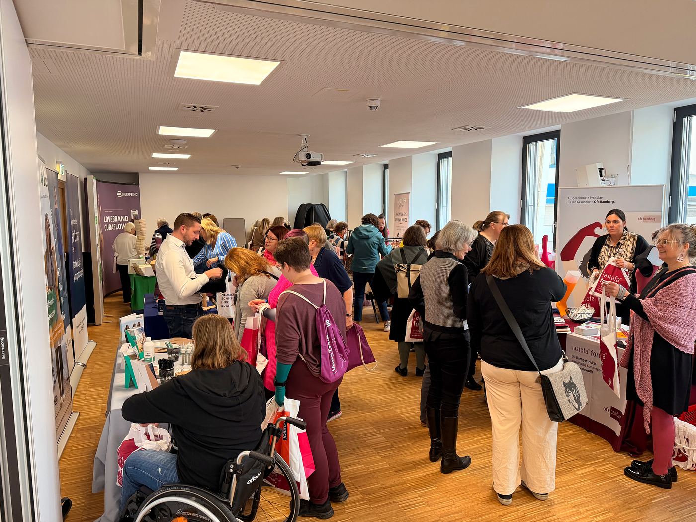 Besucherinnen im Gespräch an den Herstellerständen der Fachmesse
