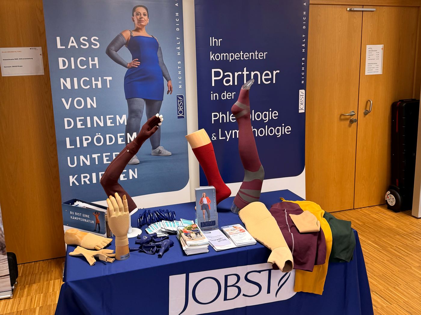 JOBST-Stand mit flachgestrickter Kompression für Arme und Beine