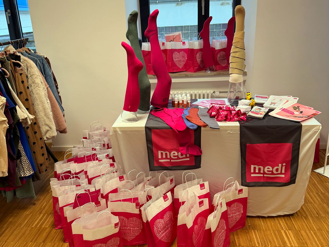 medi-Stand mit Kompressionsstrümpfen in kräftigen Farben