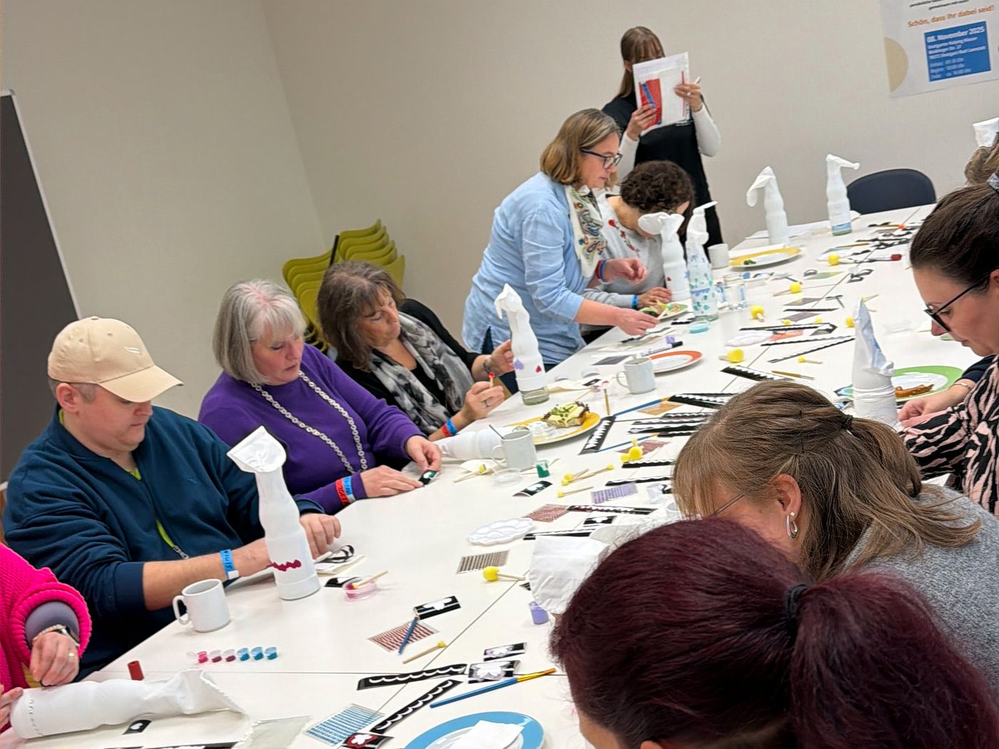 Teilnehmerinnen gestalten im Workshop eigene Accessoires