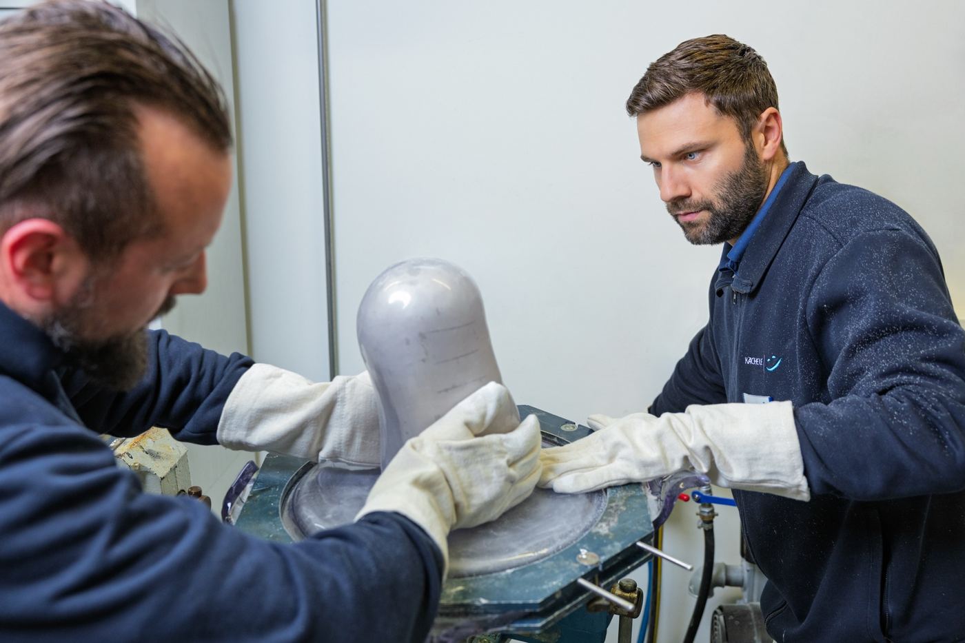 Zwei Kächele-Orthopädietechniker fertigen den Prothesenschaft in der eigenen Werkstatt in Stuttgart