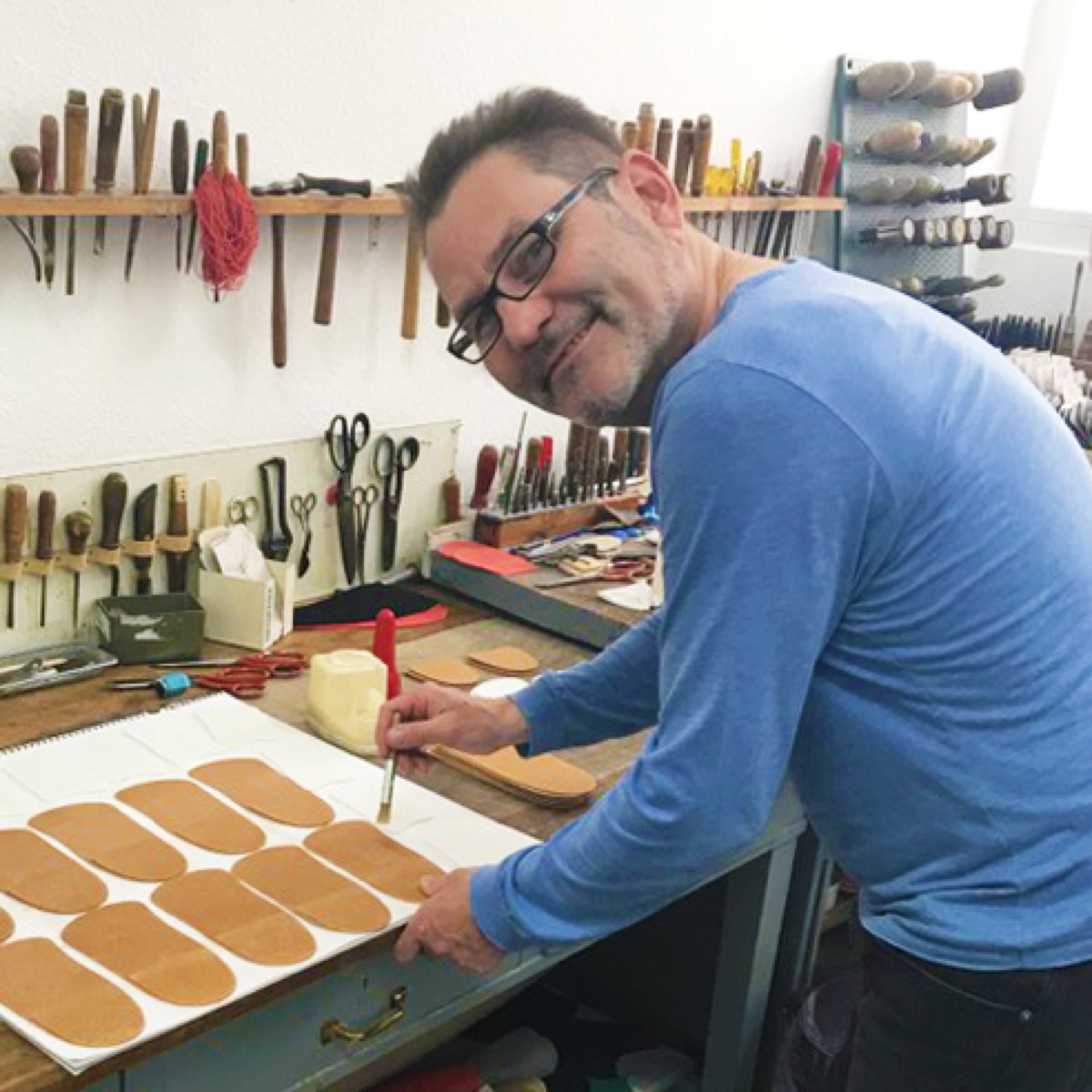 Bernd Lang in der Werkstatt bei der Einlagen-Fertigung